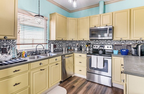 Crystal Beach Maison | Walk to the Ocean: Family Retreat in Crystal Beach