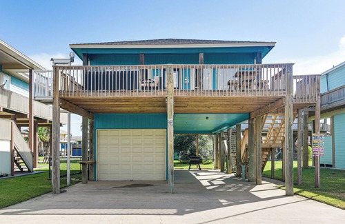 Crystal Beach Maison | Walk to the Ocean: Family Retreat in Crystal Beach