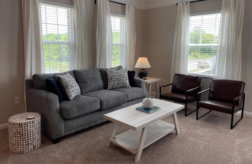 Westerville Appartement | ⭐ Park View 2BR w/King Bed + Laundry + WiFi - Perfect For Long Stays! ⭐
