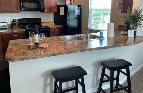 Westerville Appartement | ⭐ Park View 2BR w/King Bed + Laundry + WiFi - Perfect For Long Stays! ⭐