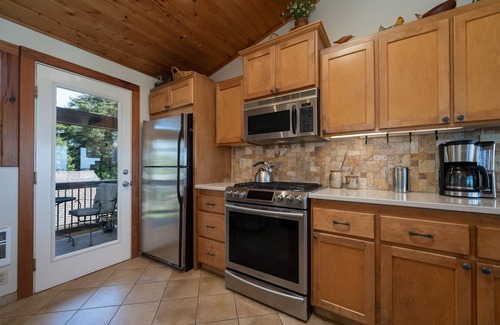 Lincoln City Maison | Walk to the sand and enjoy incredible views from this beach front home!