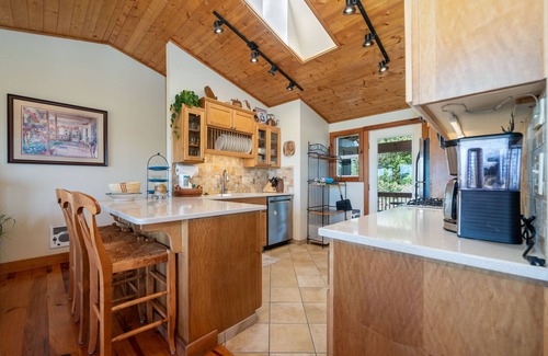 Lincoln City Maison | Walk to the sand and enjoy incredible views from this beach front home!