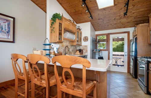 Lincoln City Maison | Walk to the sand and enjoy incredible views from this beach front home!