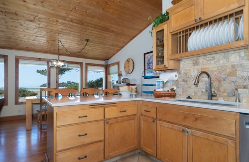 Lincoln City Maison | Walk to the sand and enjoy incredible views from this beach front home!