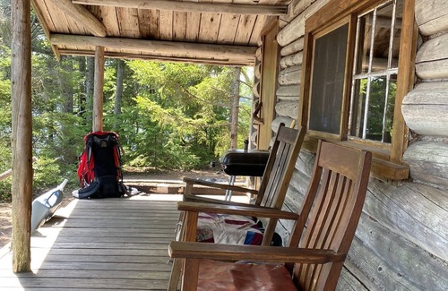 Beddington Cabine | Marche pour cette cabane au bord du lac isolé dans DownEast Maine