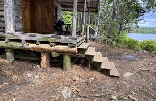 Beddington Cabine | Marche pour cette cabane au bord du lac isolé dans DownEast Maine