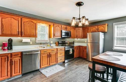 Historic Downtown Bedford Appartement | Walk to Town Charming Unit with Balcony in Bedford!