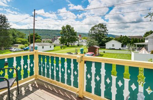 Historic Downtown Bedford Appartement | Walk to Town Charming Unit with Balcony in Bedford!