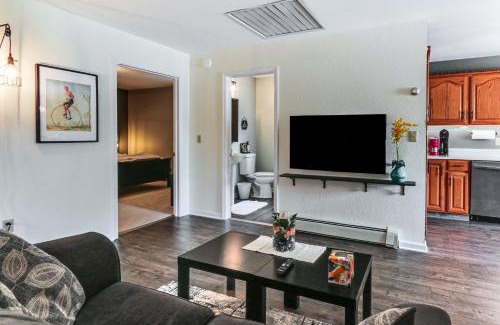 Historic Downtown Bedford Appartement | Walk to Town Charming Unit with Balcony in Bedford!
