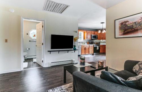 Historic Downtown Bedford Appartement | Walk to Town Charming Unit with Balcony in Bedford!