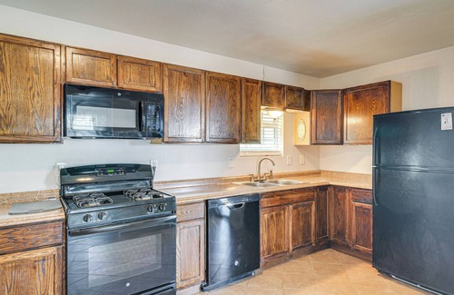 Brenham Maison | Walk to Town: Home w/ Yard in Brenham!