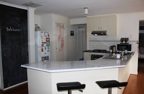 Point Cook Maison | Walk to train station, cosy house +treadmill …