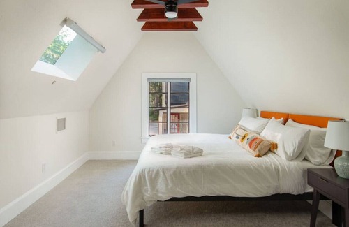 Gainesville Maison | Walk to UF! Historic King Bed Loft w/ Private Deck