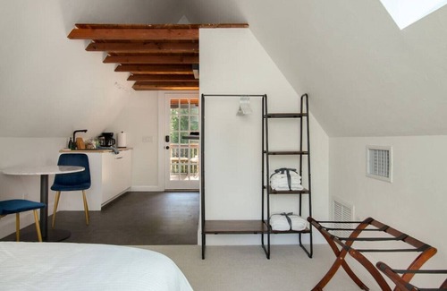 Gainesville Maison | Walk to UF! Historic King Bed Loft w/ Private Deck