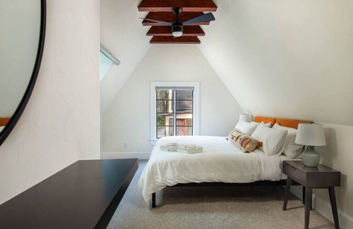 Gainesville Maison | Walk to UF! Historic King Bed Loft w/ Private Deck