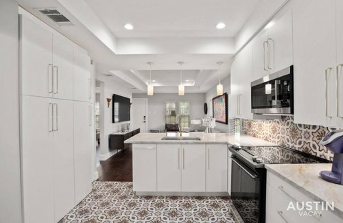 Swede Hill Maison | Walk to UT and E 6th in Fully Equipped ATX House