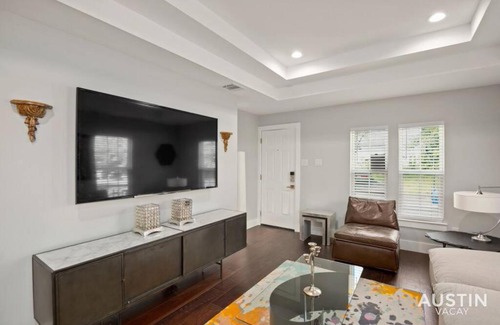 Swede Hill Maison | Walk to UT and E 6th in Fully Equipped ATX House