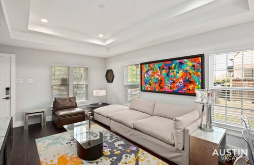 Swede Hill Maison | Walk to UT and E 6th in Fully Equipped ATX House
