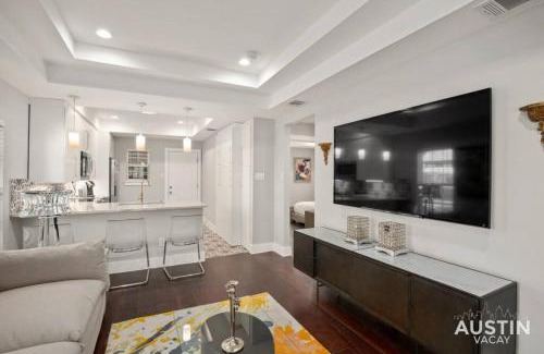 Swede Hill Maison | Walk to UT and E 6th in Fully Equipped ATX House