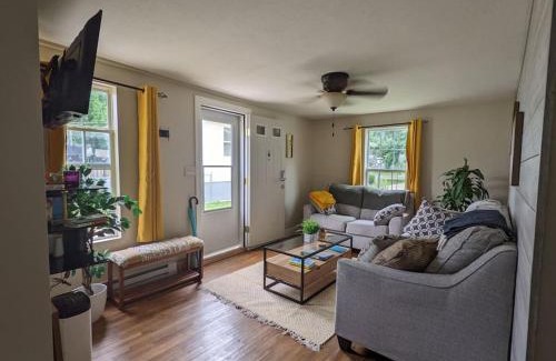 Springfield Appartement | Walk to Washington Park, Pet-friendly, Backyard