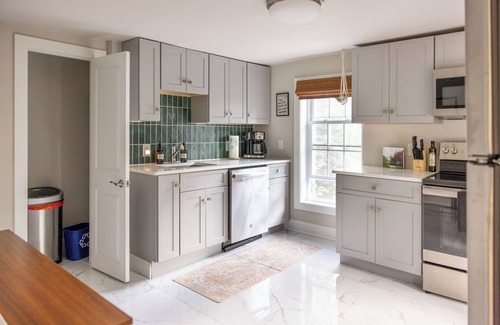 Washington Street Historic District Maison | New hot tub & outdoor TV! 3 bedroom apt dwntn Middletown, across from Wesleyan