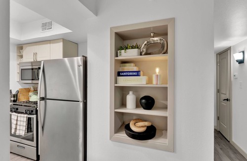 Clarksville Appartement | Walkable 1st-Floor Austin Stay – King Bed, Pet Friendly, Free Parking, Sleeps 10