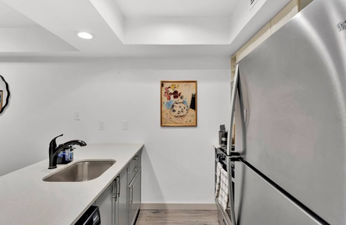 Clarksville Appartement | Walkable 1st-Floor Austin Stay – King Bed, Pet Friendly, Free Parking, Sleeps 10