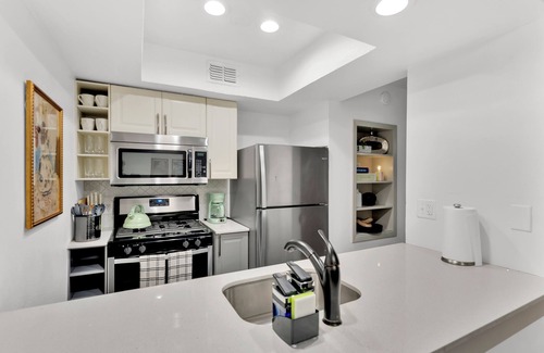 Clarksville Appartement | Walkable 1st-Floor Austin Stay – King Bed, Pet Friendly, Free Parking, Sleeps 10