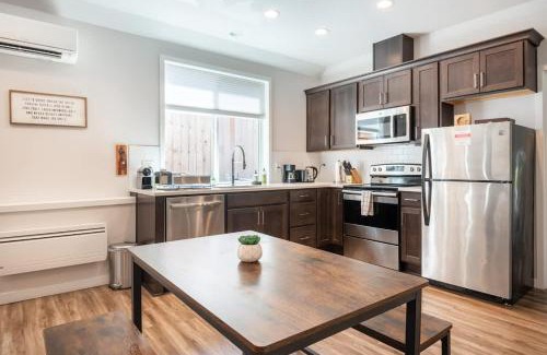 Vernon Maison | Walkable Apt Next to Restaurants, Bars, and Shops!