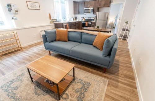 Vernon Maison | Walkable Apt Next to Restaurants, Bars, and Shops!