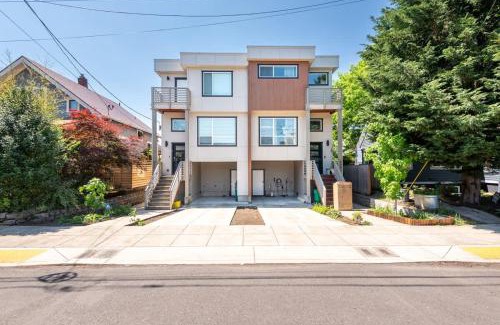 Vernon Maison | Walkable Apt Next to Restaurants, Bars, and Shops!