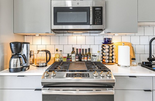 Park View Copropriété | Walkable Columbia Heights Condo w/ Rooftop Deck!