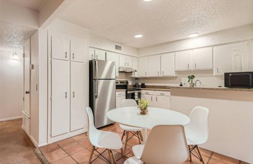 Bouldin Appartement | Walkable Dtwn 2B Getaway - Sleeps 5 - Pool, Prkg