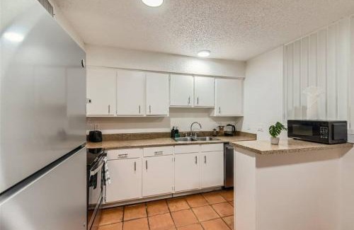 Bouldin Appartement | Walkable Dtwn 2B Getaway - Sleeps 5 - Pool, Prkg