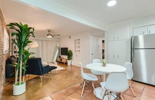 Bouldin Appartement | Walkable Dtwn 2B Getaway - Sleeps 5 - Pool, Prkg