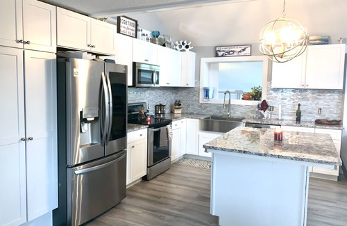 Clayton Maison | Walkable, modern, spacious village home, dockage, hot tub, fenced in yard.