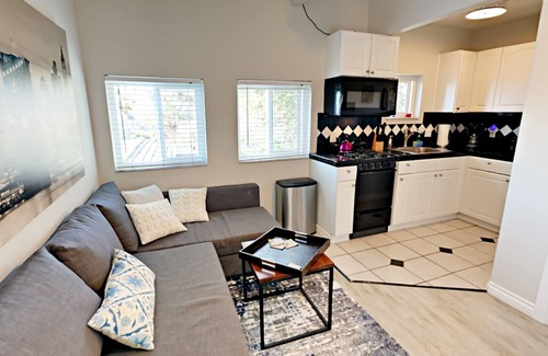 Golden Hill Appartement | Walkable to Downtown, NEW Jacuzzi, Fire pit, Outdoor Kitchen w Built in BBQ (F)
