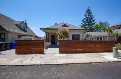 Golden Hill Appartement | Walkable to Downtown, NEW Jacuzzi, Fire pit, Outdoor Kitchen w Built in BBQ (F)