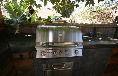 Golden Hill Appartement | Walkable to Downtown, NEW Jacuzzi, Fire pit, Outdoor Kitchen w Built in BBQ (F)