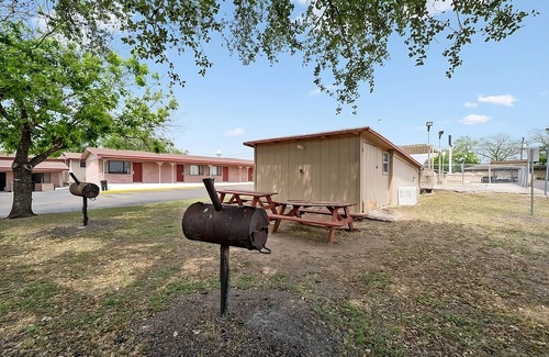 Beeville Maison | Walking Distance to Coastal Bend College! Free Parking & Pet Friendly
