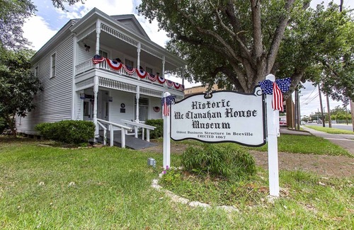 Beeville Maison | Walking Distance to Coastal Bend College! Free Parking & Pet Friendly
