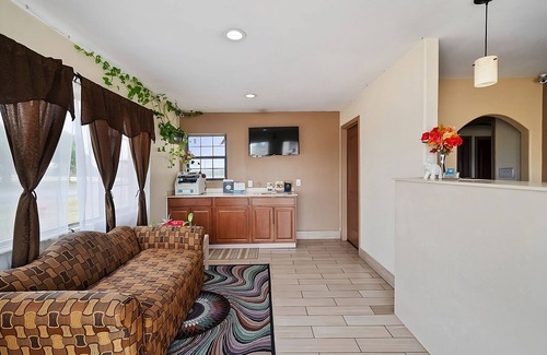Beeville Maison | Walking Distance to Coastal Bend College! Free Parking & Pet Friendly
