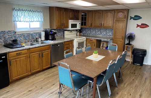 Conneaut Lakeshore Cottage | Walking distance to beach area of Conneaut lake- 4 bedroom