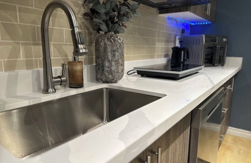 Ajax Maison | Walkout 1 Beb, 1 Bath Bsmnt Apt