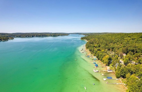Walloon Lake Maison | Walloon Lake Getaway with Fire Pit - Walk to Water!