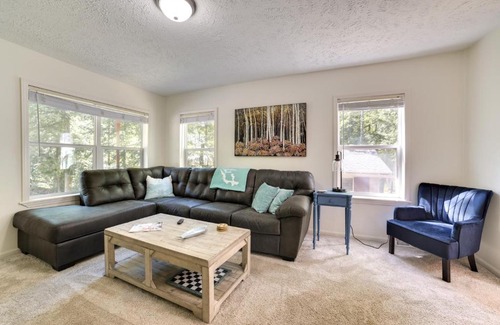 Walloon Lake Maison | Walloon Lake Getaway with Fire Pit - Walk to Water!