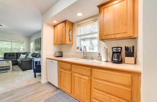 Walloon Lake Maison | Walloon Lake Getaway with Fire Pit - Walk to Water!