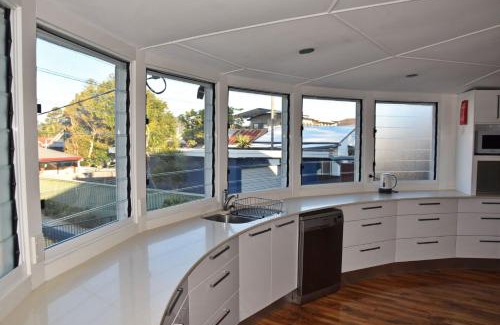 South West Rocks Maison | Wally's Folly - Bring your own linen.
