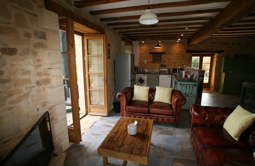 Saint-Sulpice-d'Excideuil Cottage | Propriété de charme et piscine Walnut Barn, idéale pour les familles et les couples