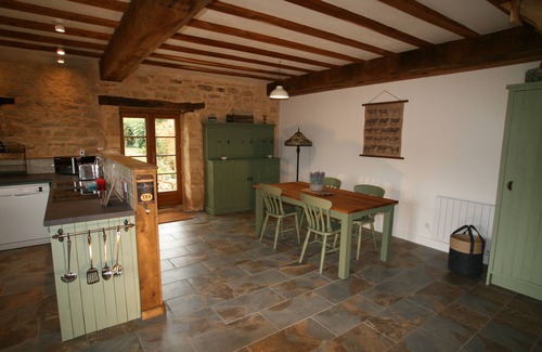 Saint-Sulpice-d'Excideuil Cottage | Propriété de charme et piscine Walnut Barn, idéale pour les familles et les couples